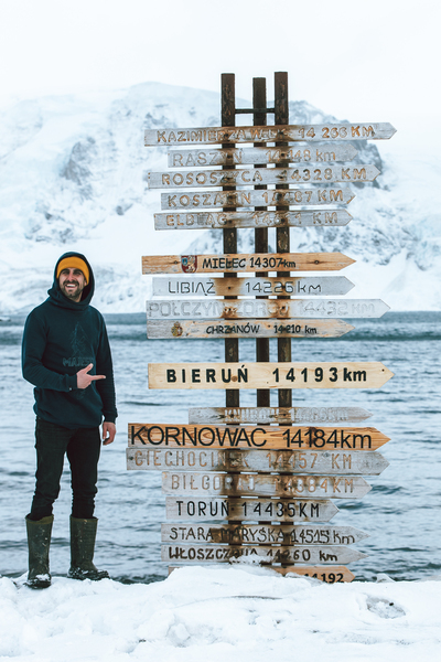 BIERUŃ 14193 km - Radosław Wojnar i jego tabliczka na drogowskazie 